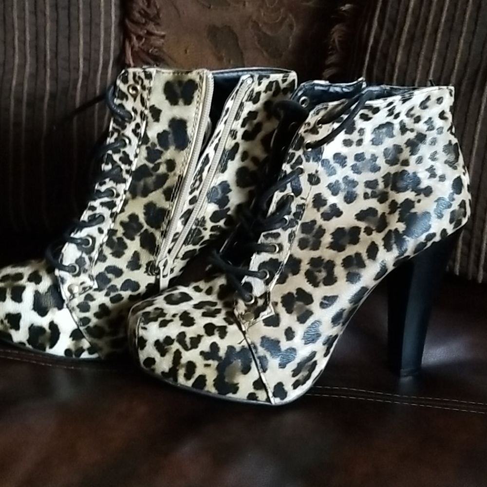 Heeled shoe boots